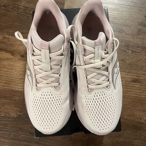 Saucony Ride 18 women’s running shoes, size 10